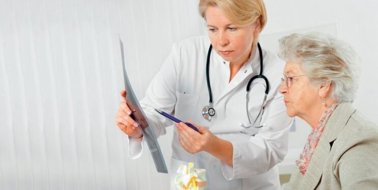 Dokter schreift d'Behandlung fir Schmerz am ënneschte Réck